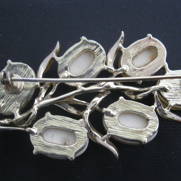 Vintage Lucite Gold Leaf Brooch - Picture 4 of 4